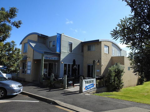 Waves Luxury Suites - Kawana Tourism 3