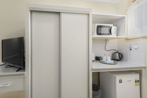 Whiteoaks Motel & Lodges - Kawana Tourism 1
