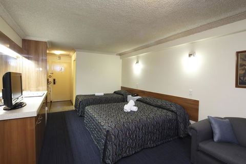 Windsor Lodge - Kawana Tourism 1