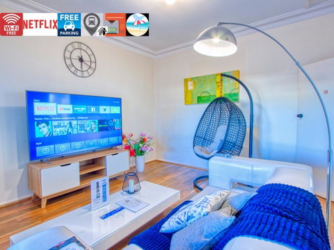 Wollongong Station Holiday House With Wi-Fi,75 Inch TV, Netflix,Parking,Beach - Kawana Tourism 0