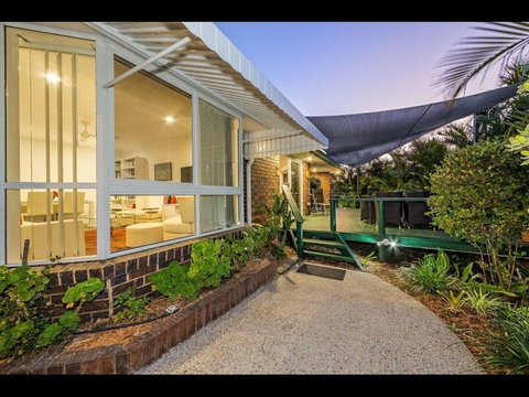 Woorim Secluded Palms Cottage - Kawana Tourism 1