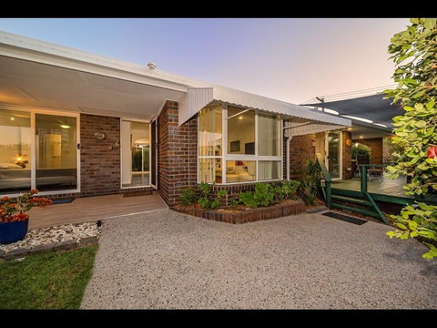 Woorim Secluded Palms Cottage - Kawana Tourism 0