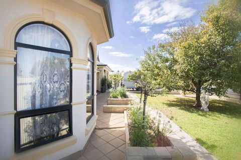 Yellow Rose Cottage - Kawana Tourism 2