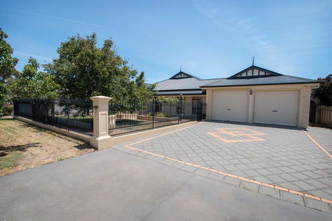 Yellow Rose Cottage - Kawana Tourism 0