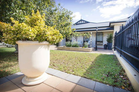 Yellow Rose Cottage - Kawana Tourism 1