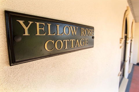 Yellow Rose Cottage - Kawana Tourism 3