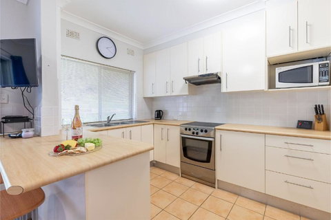 Adriana 4 Open Plan Living With Backyard - Kawana Tourism 1