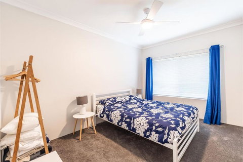 Adriana 4 Open Plan Living With Backyard - Kawana Tourism 4