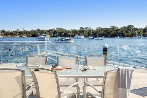 Affordable Riverfront, Pool, Private Pontoon - Kawana Tourism 2