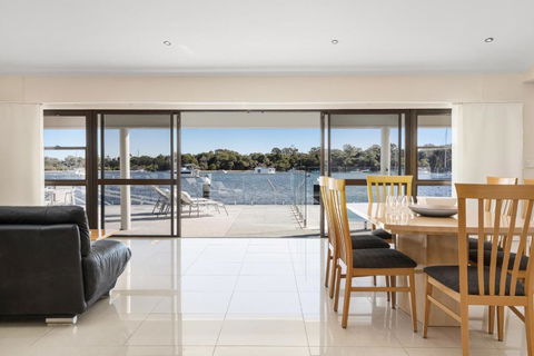 Affordable Riverfront, Pool, Private Pontoon - Kawana Tourism 4