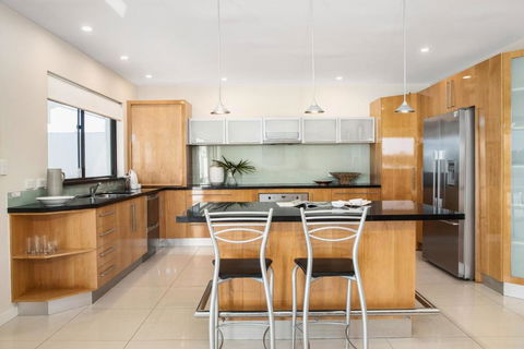 Affordable Riverfront, Pool, Private Pontoon - Kawana Tourism 3