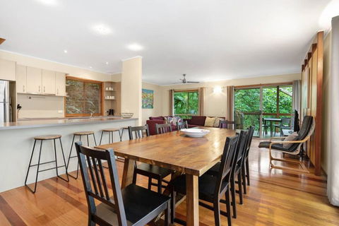A Beach House - Kawana Tourism 3