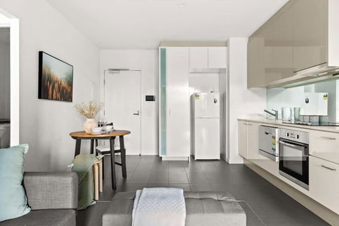 A Central Apt Right Next To Southern Cross - Kawana Tourism 3