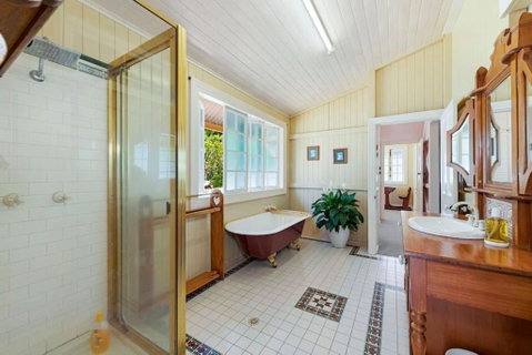 A Charming Queenslander - Kawana Tourism 3