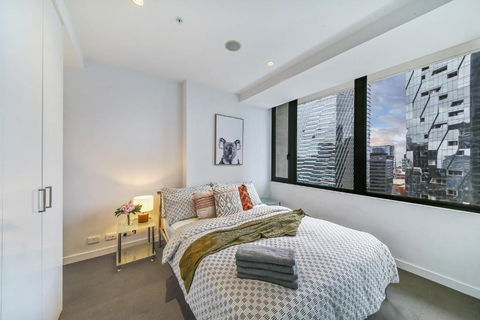 A Chic 2BR Home Near Southern Cross City Views - Kawana Tourism 3