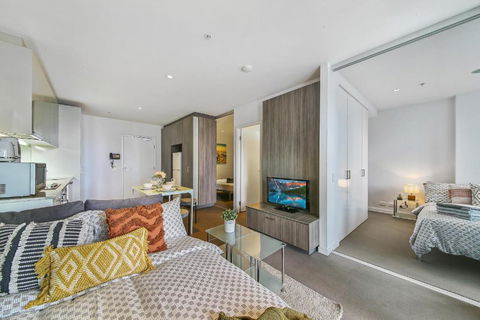 A Chic 2BR Home Near Southern Cross City Views - Kawana Tourism 2