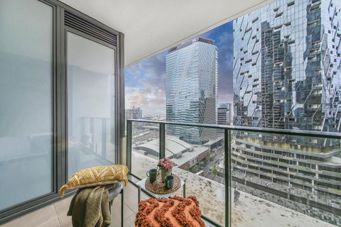 A Chic 2BR Home Near Southern Cross City Views - Kawana Tourism 4