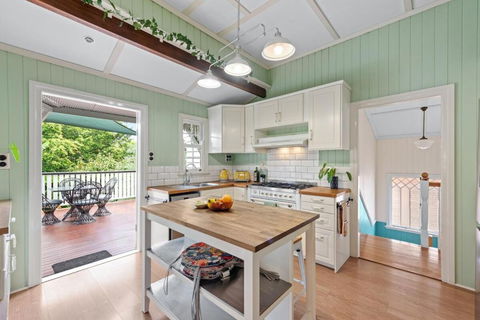 A Colourful Life 4Bed-2Bath-1Car - Queenslander - Kawana Tourism 0
