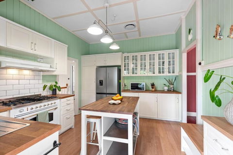 A Colourful Life 4Bed-2Bath-1Car - Queenslander - Kawana Tourism 2