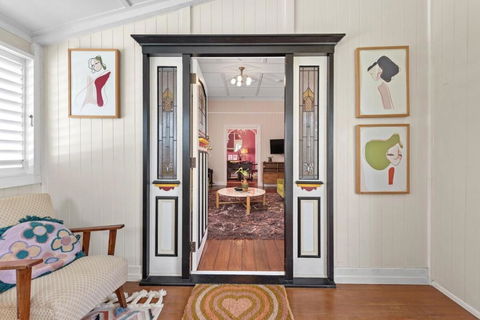 A Colourful Life 4Bed-2Bath-1Car - Queenslander - Kawana Tourism 4