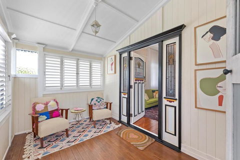 A Colourful Life 4Bed-2Bath-1Car - Queenslander - Kawana Tourism 3