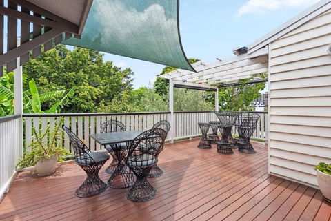 A Colourful Life 4Bed-2Bath-1Car - Queenslander - Kawana Tourism 1