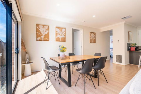 A Cosy 5Beds House In The Clyde - Kawana Tourism 2