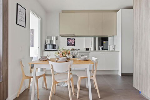 A Cozy 2BR Apt With Harbour Views FREE Parking - Kawana Tourism 4