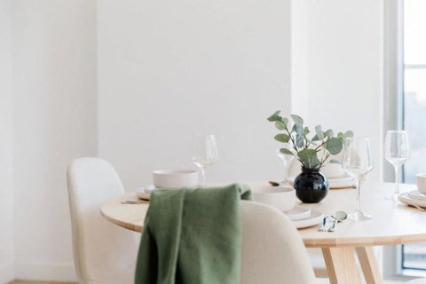 A Cozy Apt With City Views Near Crown Casino - Kawana Tourism 3