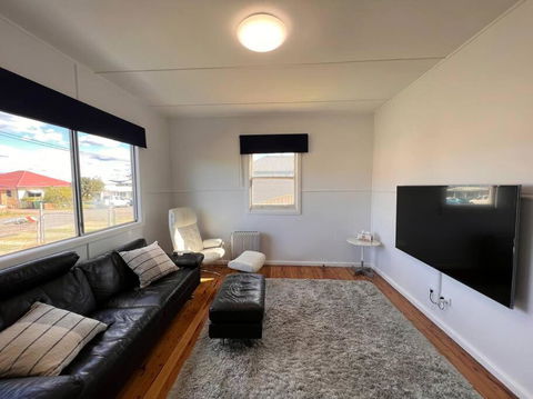 A Delightful Two-bedroom Cottage On Toowoon Bay. - Kawana Tourism 0