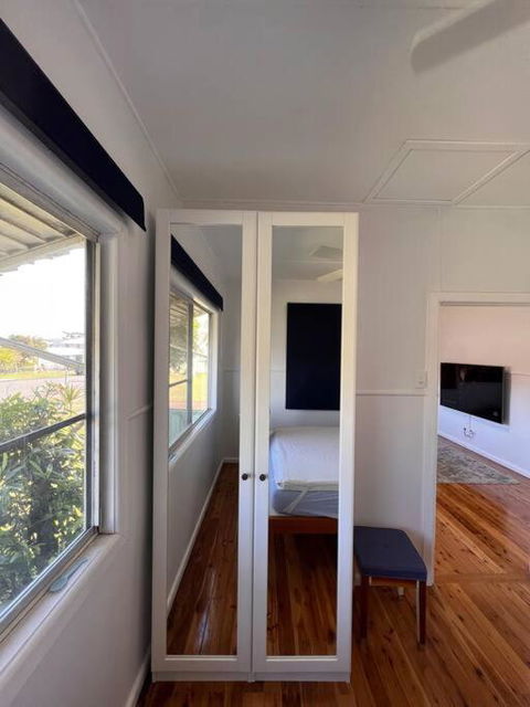 A Delightful Two-bedroom Cottage On Toowoon Bay. - Kawana Tourism 4