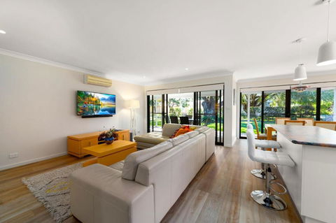 A Homely House 6 Mistral Close - Kawana Tourism 4