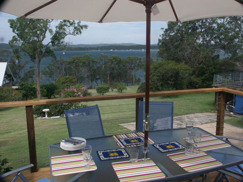 A LAKEHOUSE ESCAPE - A Waterfront Reserve On Shores Of Lake Macquarie - Kawana Tourism 1