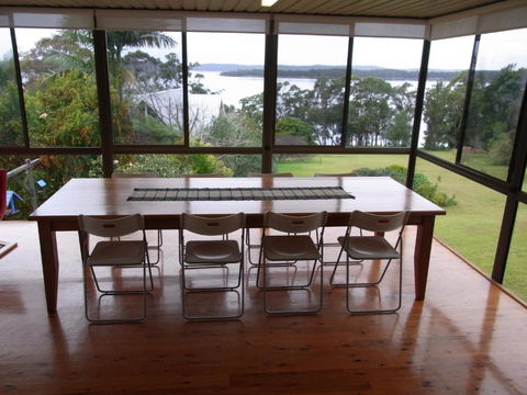 A LAKEHOUSE ESCAPE - A Waterfront Reserve On Shores Of Lake Macquarie - Kawana Tourism 3