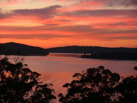 A LAKEHOUSE ESCAPE - A Waterfront Reserve On Shores Of Lake Macquarie - Kawana Tourism 0