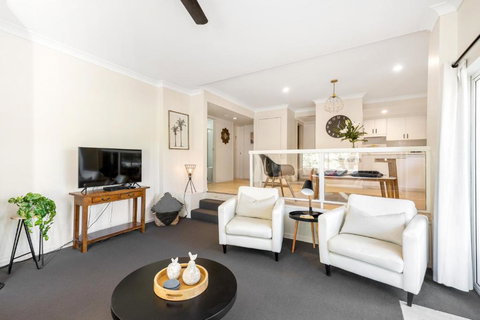 A Little Jewel By The Sea - Kawana Tourism 3