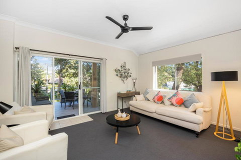 A Little Jewel By The Sea - Kawana Tourism 0