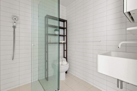 A Modern & Cozy 2BR Apartment With City Views - Kawana Tourism 4