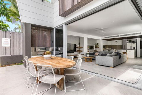A Perfect Stay - KoKos Beach House 2 - Kawana Tourism 3
