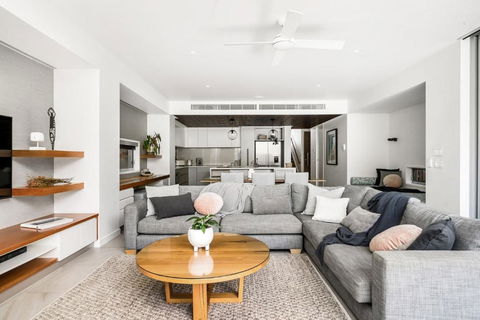 A Perfect Stay - KoKos Beach House 2 - Kawana Tourism 2