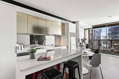 A Stylish 2BR Apt Next To Southern Cross With City Views - Kawana Tourism 2