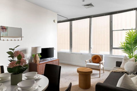 A Stylish & Central 2BR Apt Near Flinders Station - Kawana Tourism 2
