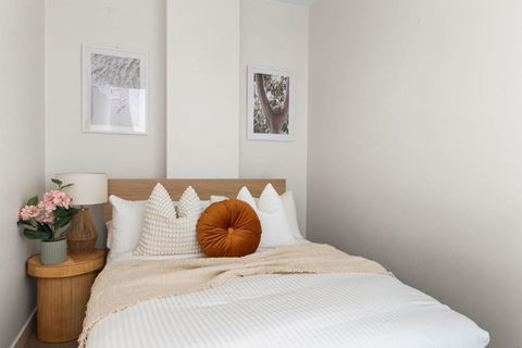 A Stylish & Central 2BR Apt Near Flinders Station - Kawana Tourism 3