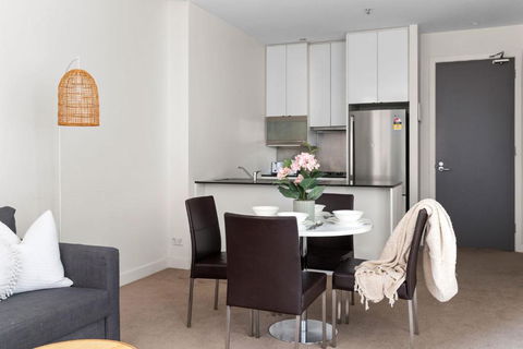 A Stylish & Central 2BR Apt Near Flinders Station - Kawana Tourism 4