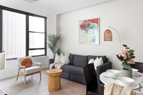 A Stylish & Central 2BR Apt Near Flinders Station - Kawana Tourism 1