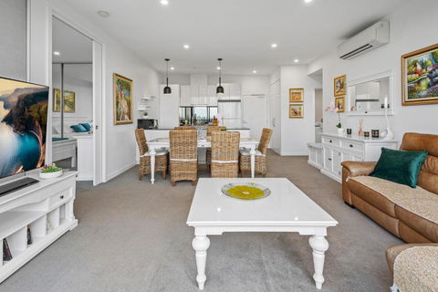 A Taste Of Paradise In Inner City Suburbia - Kawana Tourism 2