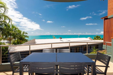 Absolute Airlie - Kawana Tourism 0