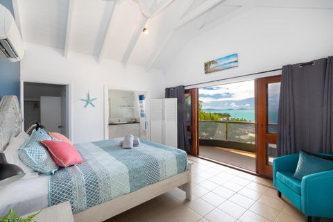 Absolute Airlie - Kawana Tourism 4