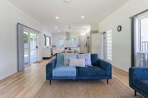 Absolute Beachfront Family Home - Cooya - Kawana Tourism 4