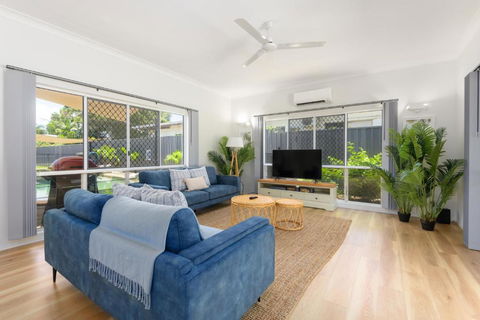 Absolute Beachfront Family Home - Cooya - Kawana Tourism 3